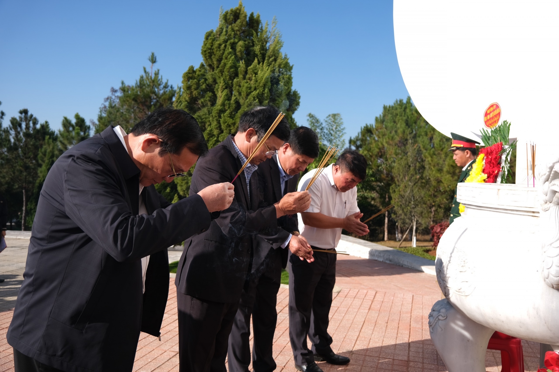 Lãnh đạo huyện Lâm Hà thắp hương tại Đài tưởng niệm Nghĩa trang Liệt sỹ