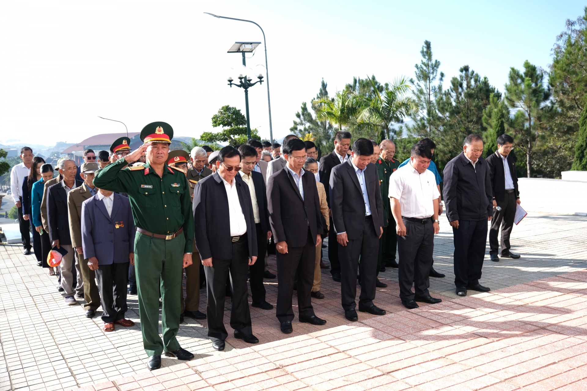 công chức, viên chức các cơ quan, đơn vị và lãnh đạo địa phương, các đảng viên, lão thành cách mạng dành phút mặc niệm tại Đài tưởng niệm