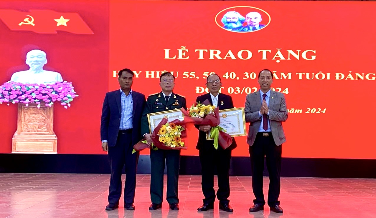 Bí thư Huyện ủy Lạc Dương Sử Thanh Hoài và Phó Bí thư Thường trực Huyện ủy Ya Tiong trao tặng Huy hiệu Đảng cho các đảng viên 40 năm tuổi Đảng