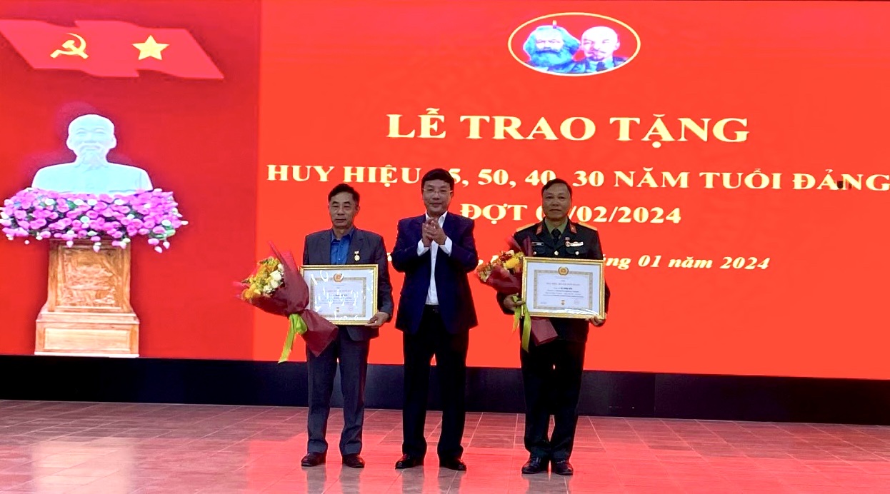Chủ tịch UBND huyện Lạc Dương Bùi Thế trao tặng Huy hiệu Đảng cho các đảng viên 30 năm tuổi Đảng