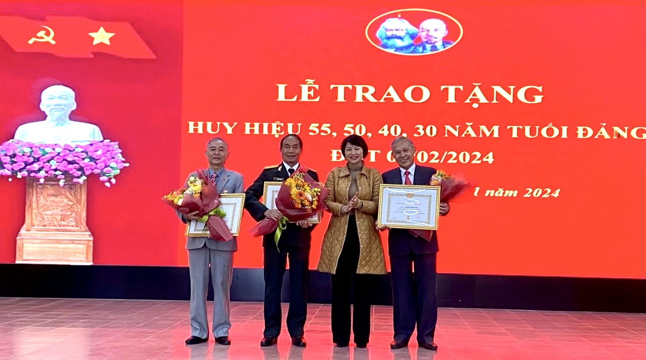 đồng chí Phạm Thị Phúc - Ủy viên Ban Thường vụ, Trưởng Ban Dân vận Tỉnh ủy trao tặng Huy hiệu Đảng cho các đảng viên 50 năm tuổi Đảng