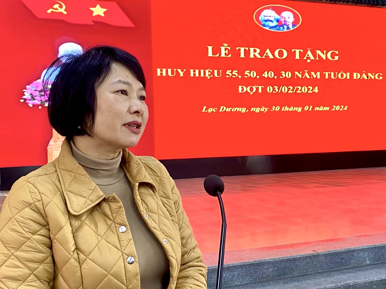 đồng chí Phạm Thị Phúc - Ủy viên Ban Thường vụ, Trưởng Ban Dân vận Tỉnh ủy phát biểu tại Lễ trao tặng Huy hiệu Đảng 