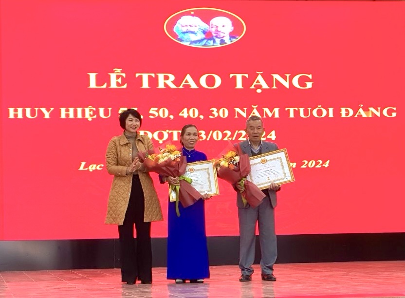 đồng chí Phạm Thị Phúc - Ủy viên Ban Thường vụ, Trưởng Ban Dân vận Tỉnh ủy trao tặng Huy hiệu cho các đảng viên 55 tuổi Đảng