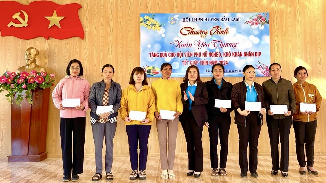 Hội LHPN các huyện trao tặng quà cho hội viên phụ nữ có hoàn cảnh khó khăn