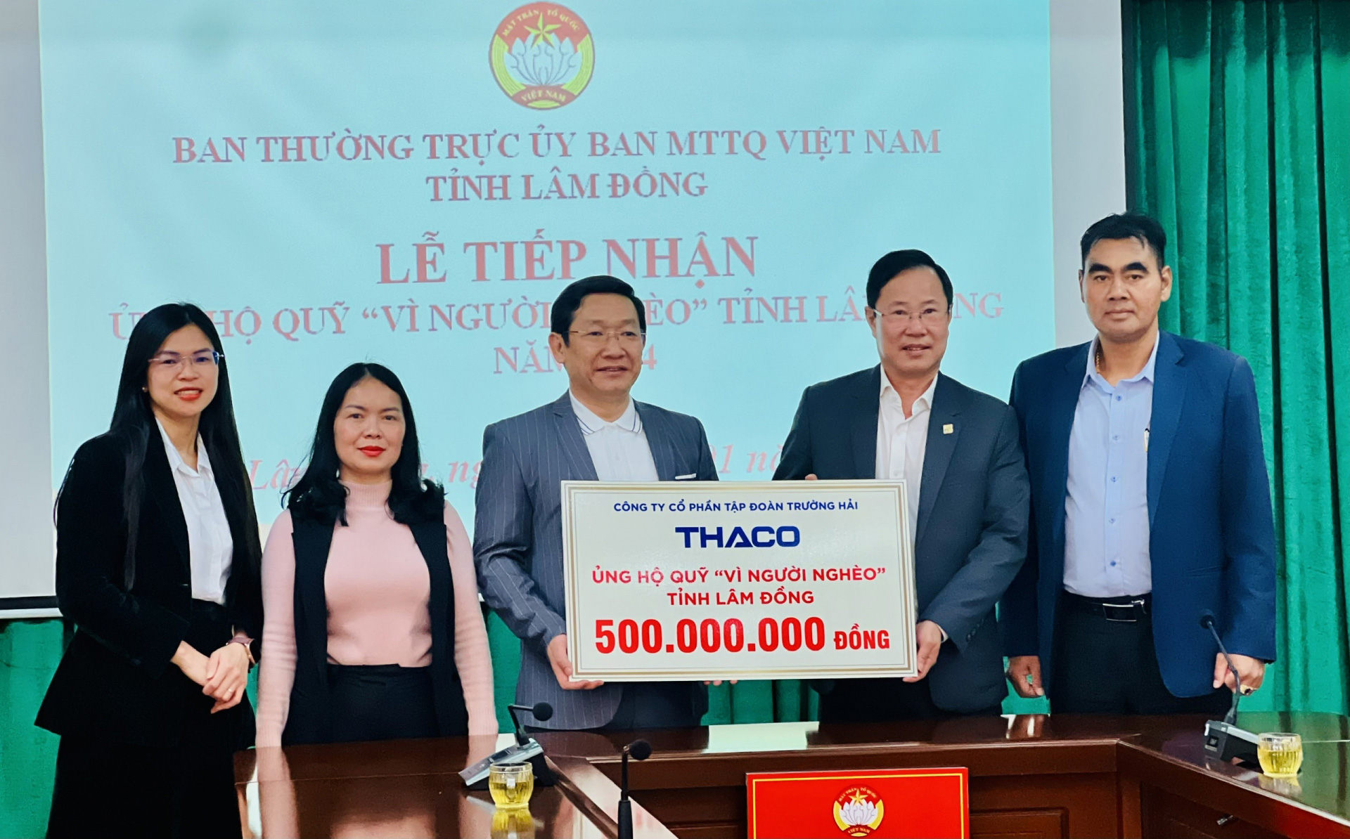 Đại diện Ủy ban MTTQ tỉnh tiếp nhận 500 triêu đồng từ tấm lòng, nghĩa cử của Công ty CP Đầu tư Địa ốc Đại Quang Minh cho Quỹ Vì người nghèo tỉnh