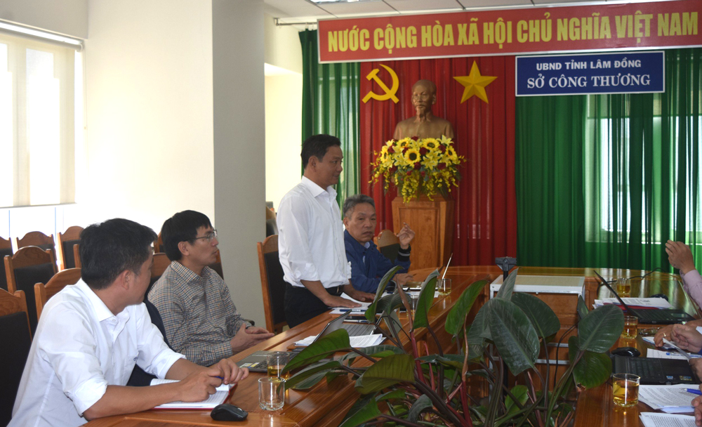 Ông Nguyễn Quang Vĩnh – Quyền Giám đốc Công ty Thủy điện Đồng Nai báo cáo tình hình vận hành và kế hoạch điều tiết hồ chứa Nhà máy Thủy điện Đồng Nai 3, Đồng Nai 4