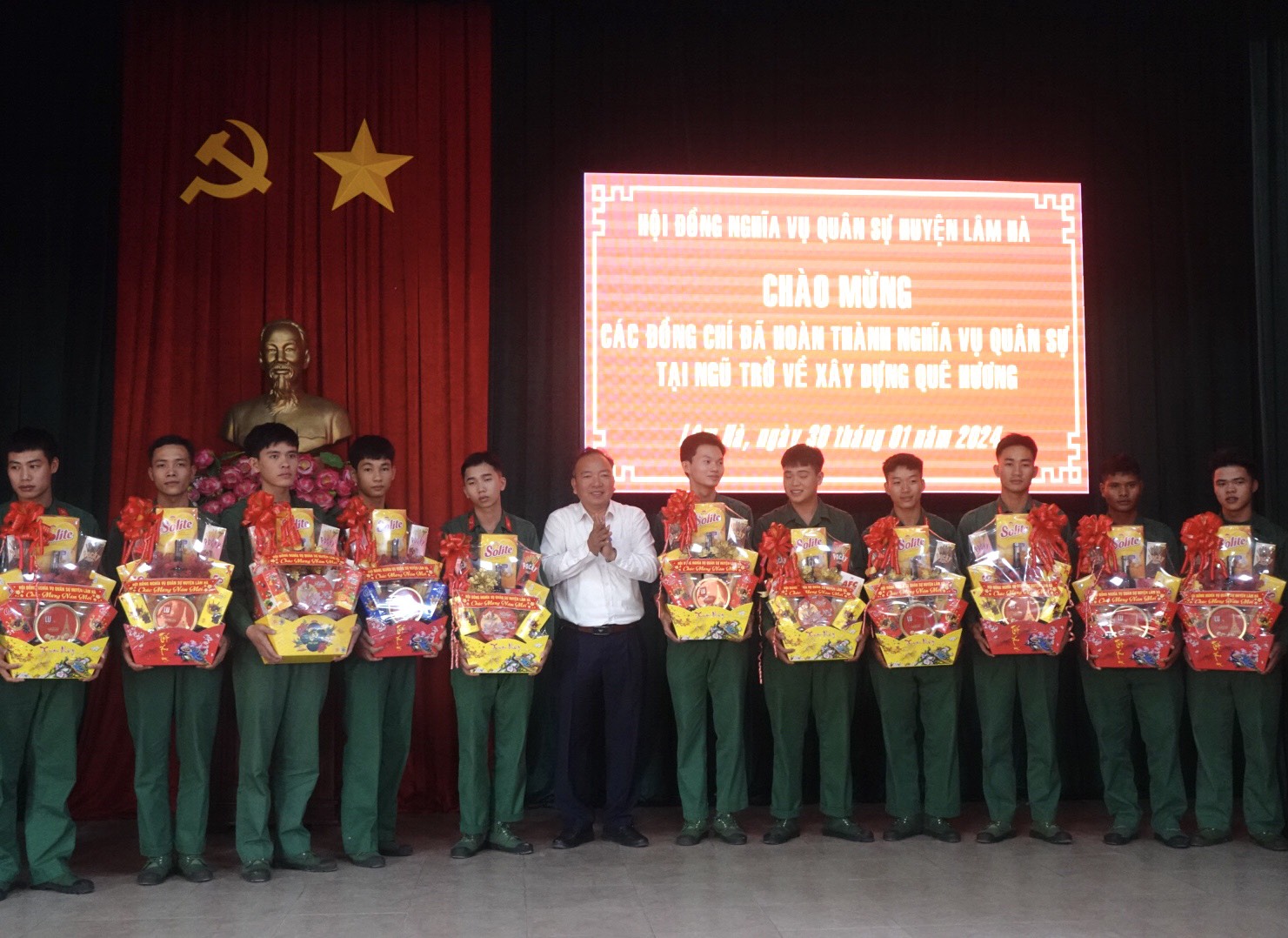 Đồng chí Đinh Đức Chí - Phó Chủ tịch UBND huyện trao quà cho quân nhân xuất ngũ