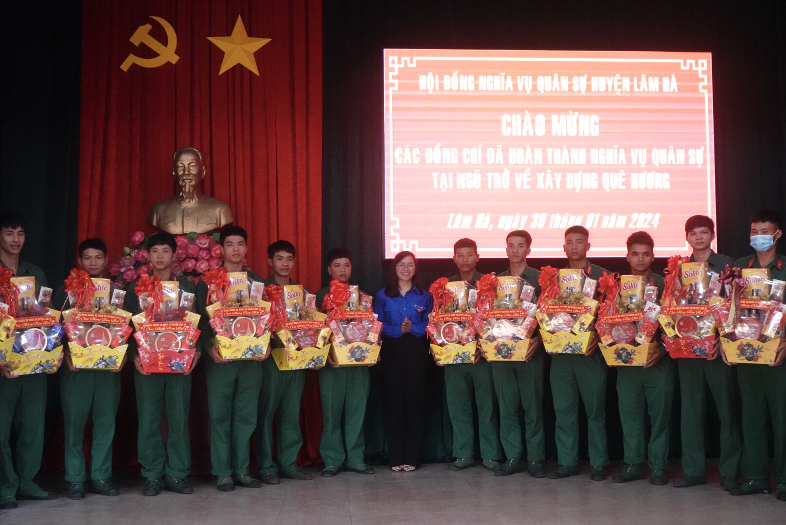 Bí thư Huyện Đoàn Lâm Hà Trần Thị Hồng Hạnh trao quà tại buổi gặp mặt