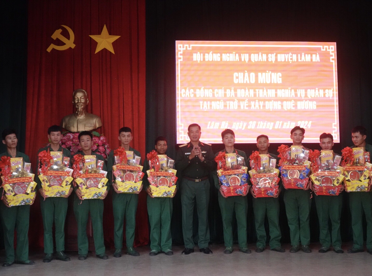 Thượng tá Trịnh Ngọc Thanh - UVBTV HU- Chỉ huy trưởng Ban CHQS huyện Lâm Hà trao quà cho các quân nhân xuất ngũ