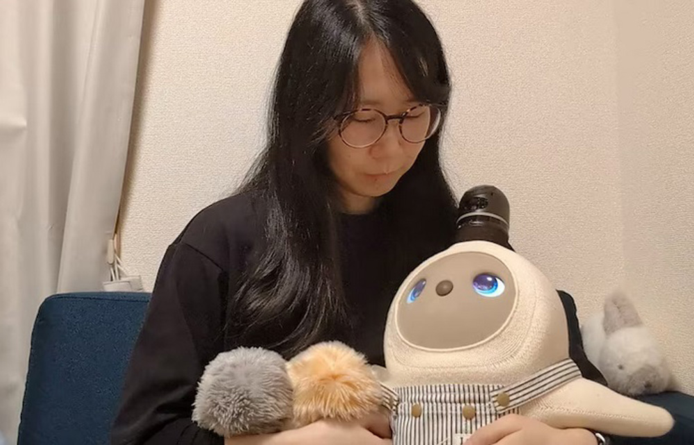 Cô Haruka Uto cùng 3 robot thú cưng AI