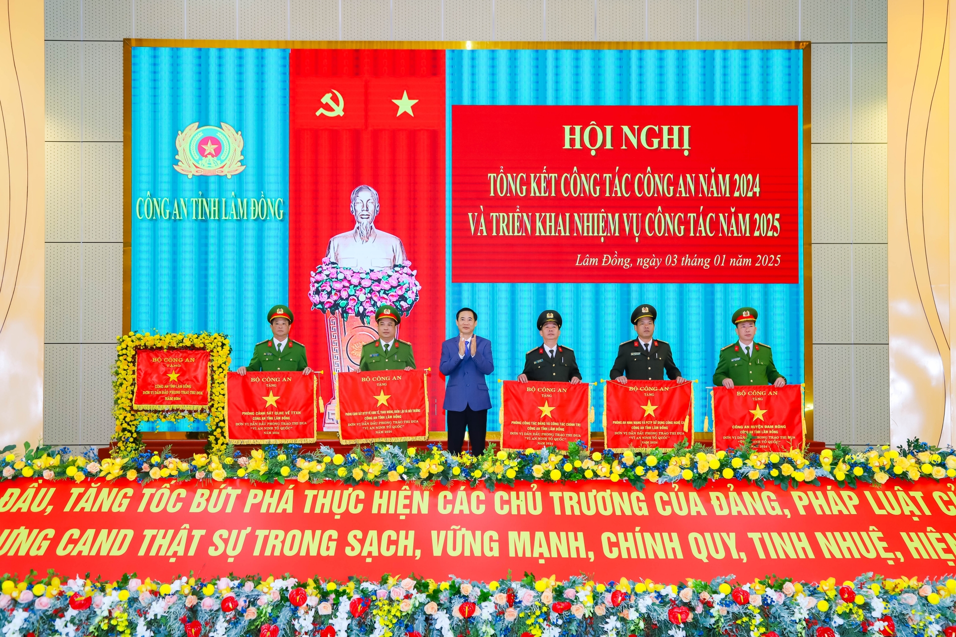 Đồng chí Nguyễn Thái Học - Quyền Bí thư Tỉnh ủy trao Cờ thi đua của Bộ Công an tặng các đơn vị cấp phòng, huyện có thành tích xuất sắc trong phong trào thi đua “Vì ANTQ” năm 2024