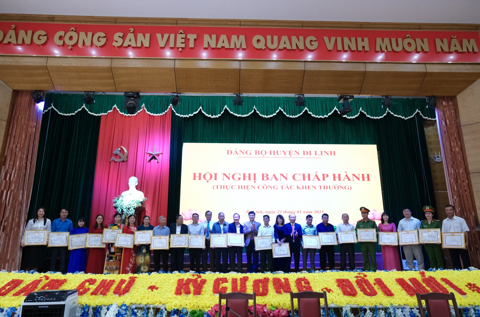 Ban Thường vụ Huyện ủy Di Linh tặng giấy khen cho 27 đảng viên “Hoàn thành xuất sắc nhiệm vụ” 5 năm liền (2020 - 2024)./