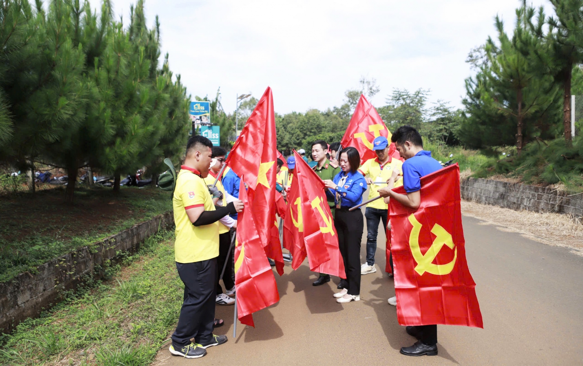 Ngay sau lễ khai mạc, tuổi trẻ Bảo Lộc đã triển khai thực hiện Công trình Thắp sáng đường quê, vững bước cùng Đảng thay toàn bộ bóng đèn và cơ Đảng, cơ Tổ quốc tại một tuyến đường Thanh niên trên địa bàn phường Lộc Sơn