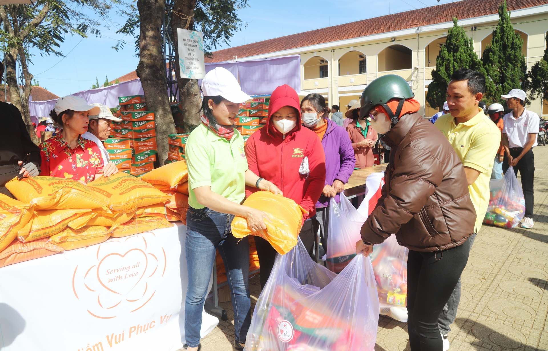 500 phần quà với tổng trị giá hơn 530 triệu đồng được chương trình Tết nhân ái trao tặng đến các hoàn cảnh khó khăn