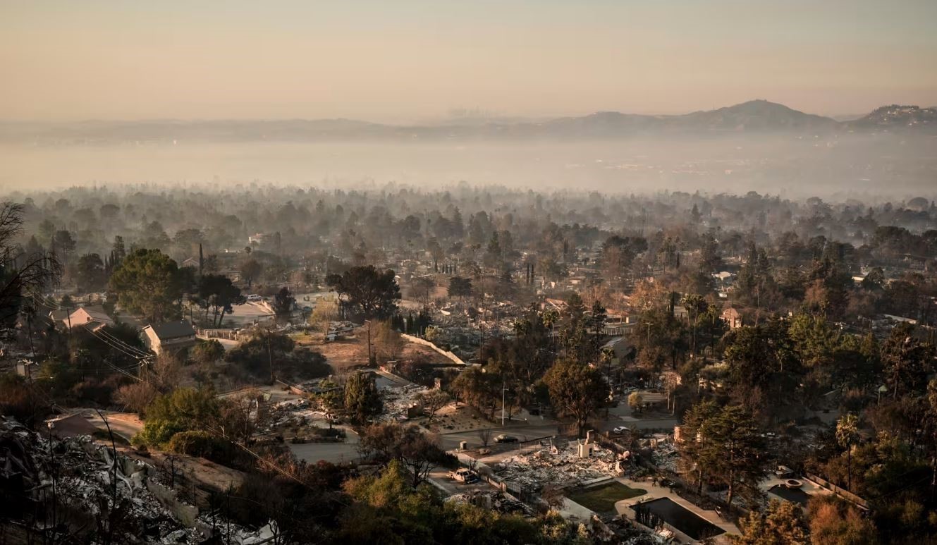 Cảnh tàn phá do cháy rừng tại Altadena, California, Mỹ