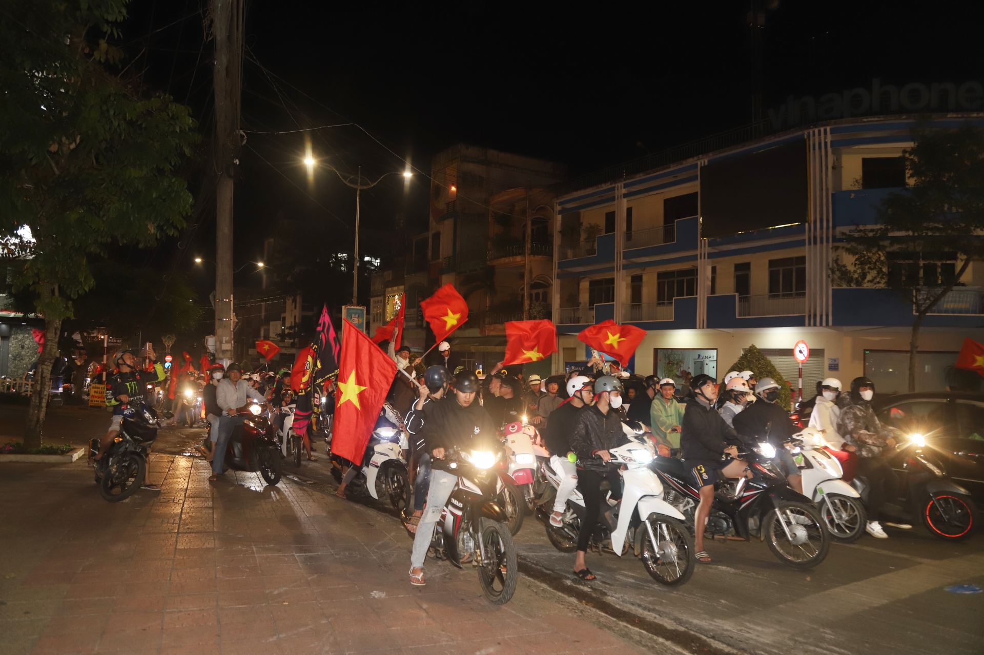 Người dân chấp hành tốt Luật giao thông đường bộ khi đổ ra đường mừng chiến thắng của Đội tuyển Việt Nam