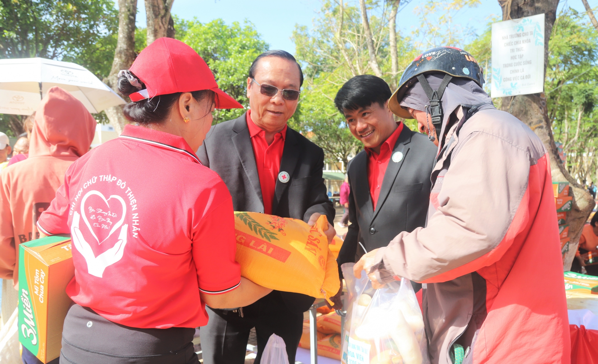 Ông Nguyễn Thành Tứ - Chủ tịch Hội Chữ thập đỏ TP Bảo Lộc và các thành viên Hội Chữ thập đỏ tặng gạo cho các hoàn cảnh khó khăn