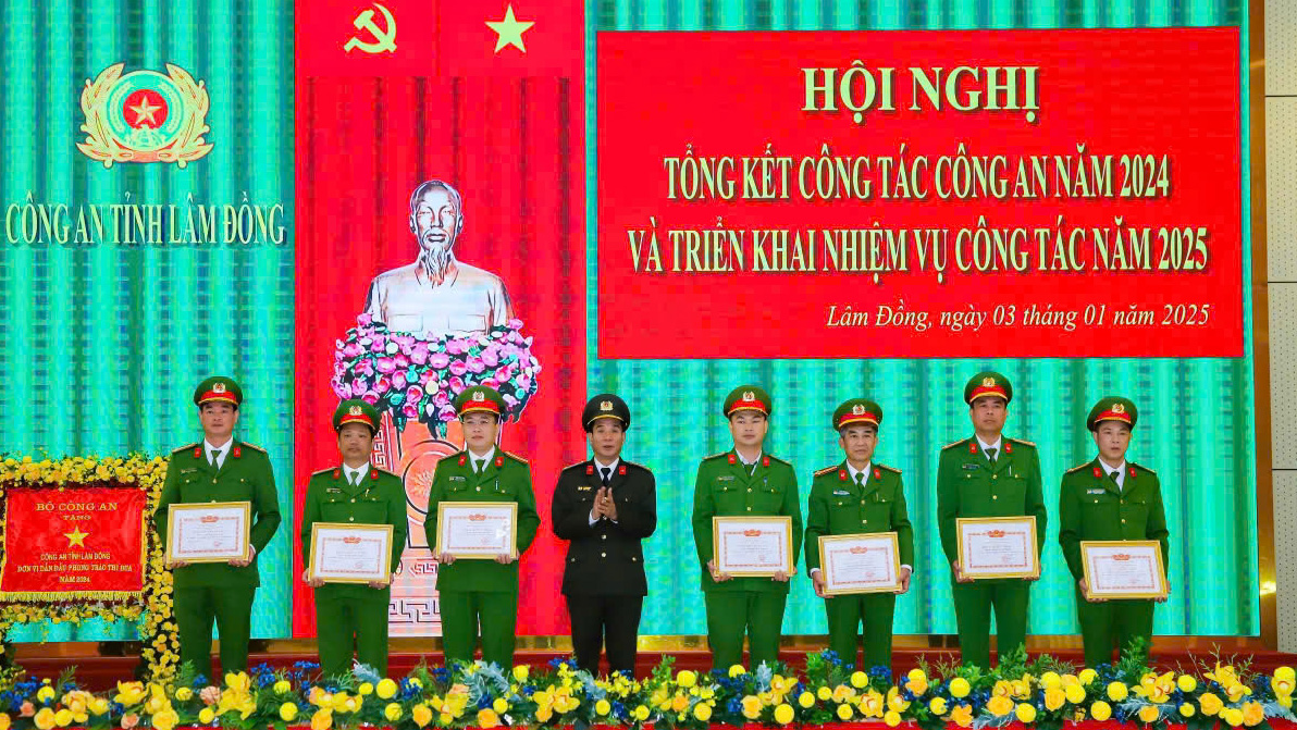 Đại tá Lê Hồng Phong - Phó Giám đốc Công an tỉnh trao danh hiệu đơn vị Quyết thắng cho Công an huyện Lâm Hà (ngoài cùng bên trái)