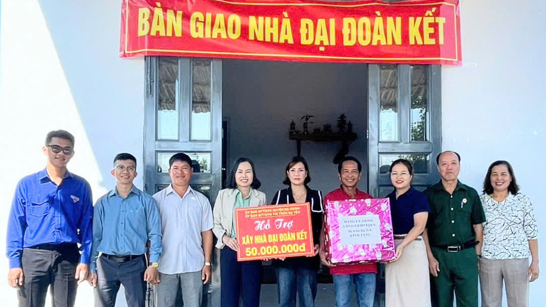 Ủy ban MTTQ Việt Nam huyên Đạ Huoai làm lễ bàn giao nhà cho các hộ gia đình