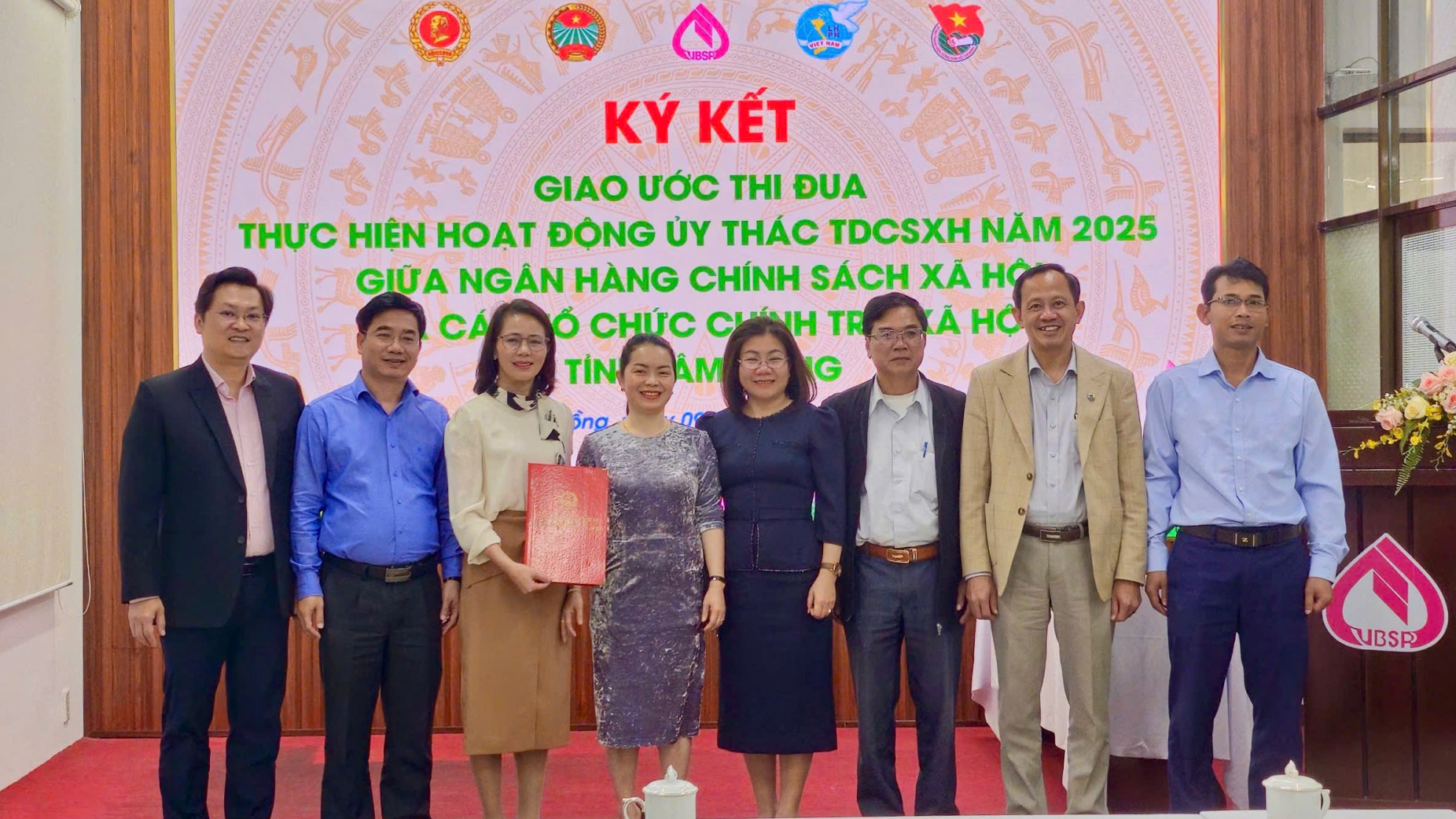 Ký kết giao ước thi đua giữa NHCSXH và các TCCT-XH