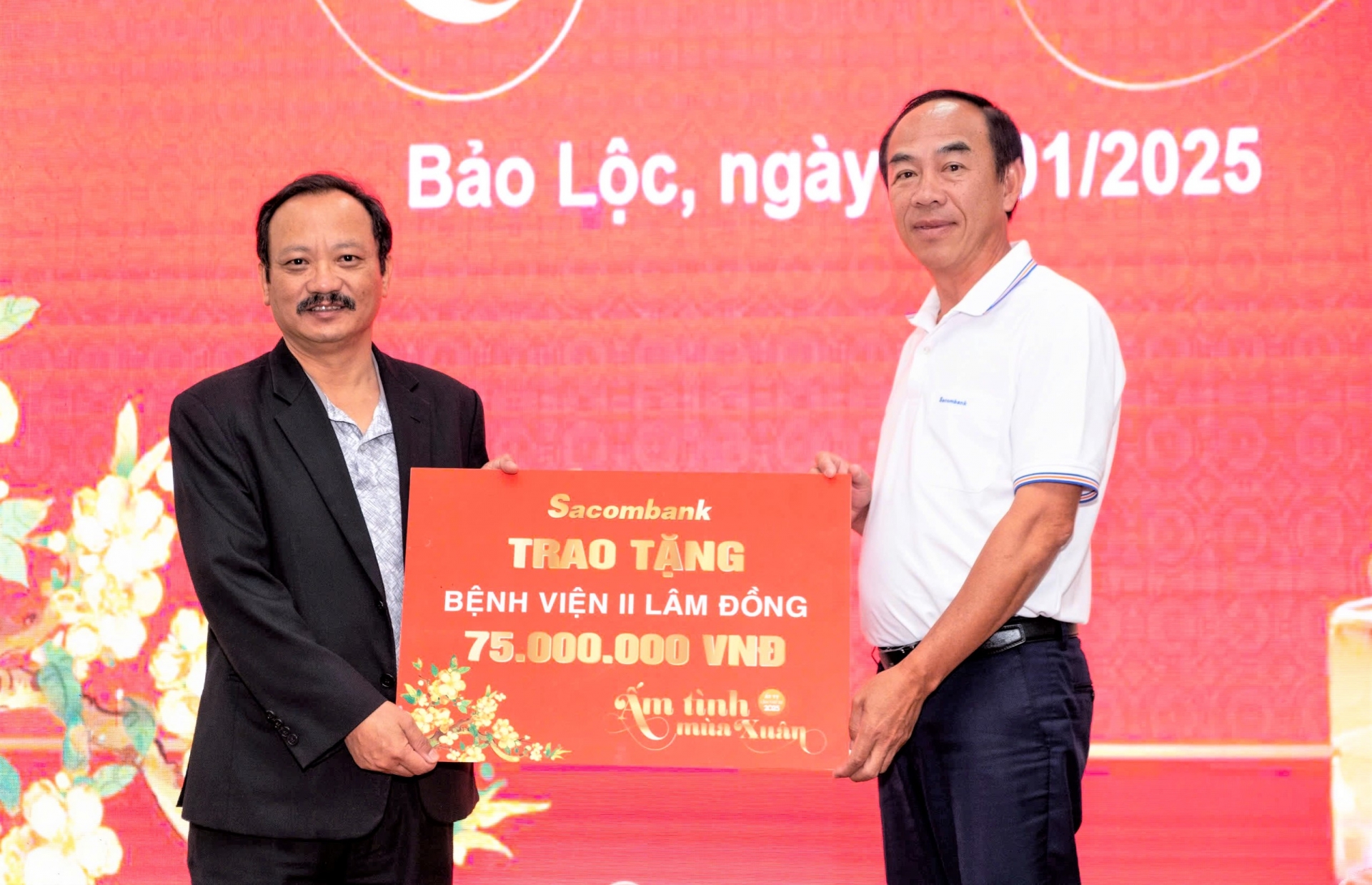 Ông Phạm Văn Lộc - Trưởng phòng giao dịch Sacombank Bảo Lộc trao biểu trưng tặng quà Tết cho bệnh nhân nghèo tại Bệnh viện II Lâm Đồng