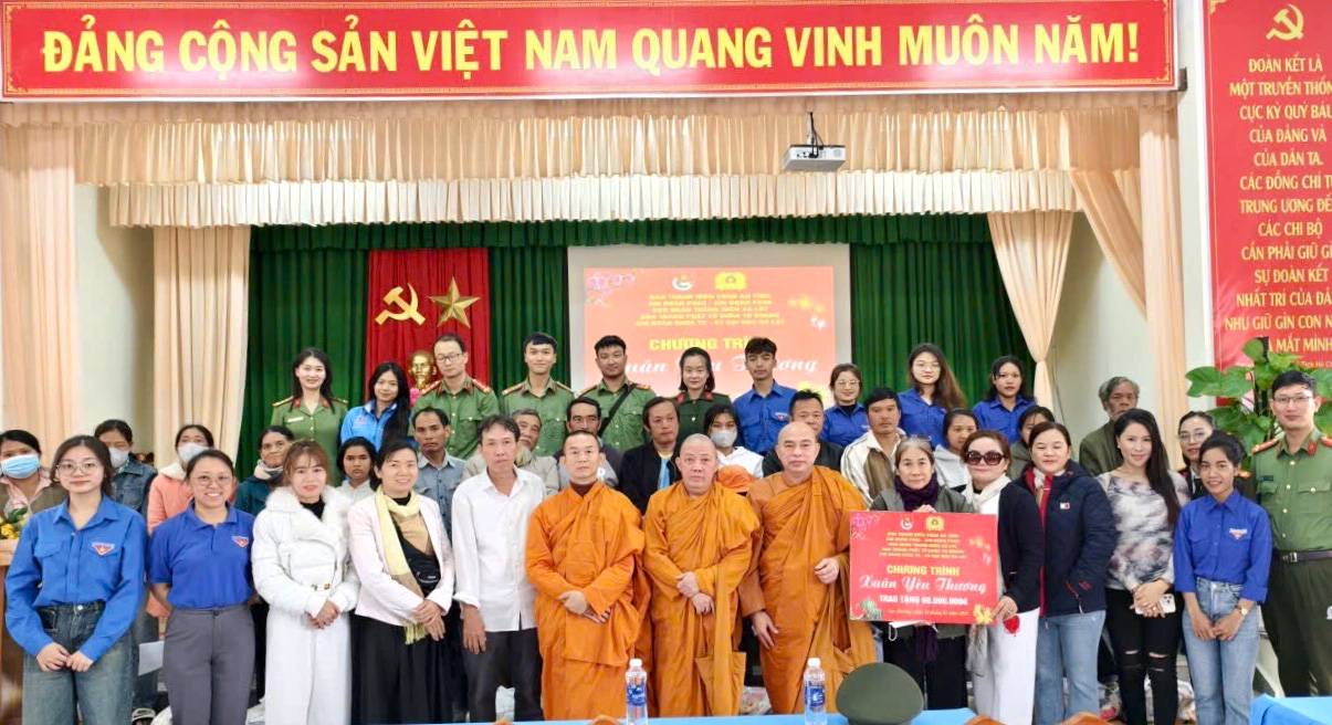 Mang “Xuân yêu thương” đến người dân có hoàn cảnh khó khăn và học sinh vùng sâu, vùng xa