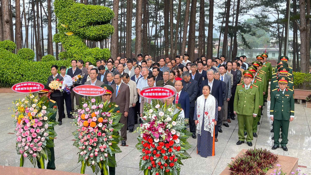 Lãnh đạo huyện Di Linh dâng hương, dâng hoa lên Đài tưởng niệm liệt sĩ