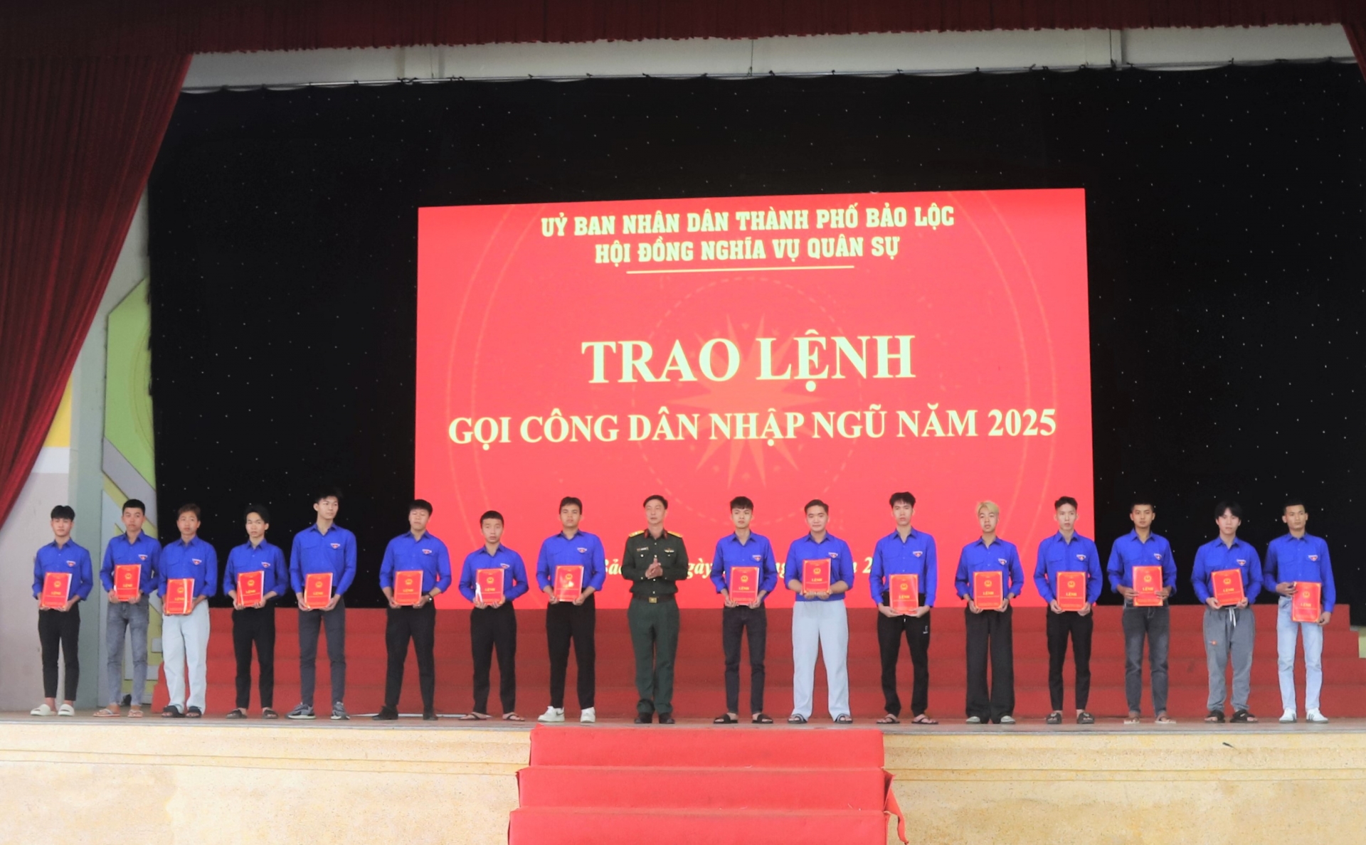 Thanh niên Phạm Hải Đăng (thứ 3 từ phải qua) nhận Lệnh gọi công dân lên đường nhập ngũ năm 2025