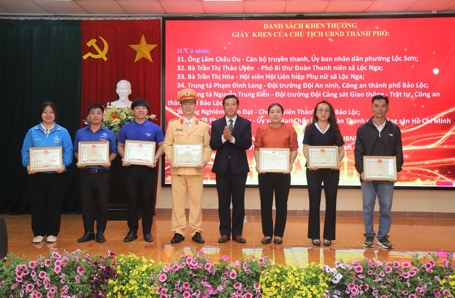 Các cá nhân có nhiều đóng góp cho các chương trình, hoạt động hưởng ứng, chào mừng Festival Hoa Đà Lạt lần thứ X nhận khen thưởng