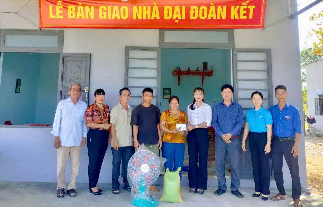 Ủy ban MTTQ Việt Nam huyên Đạ Huoai làm lễ bàn giao nhà cho các hộ gia đình