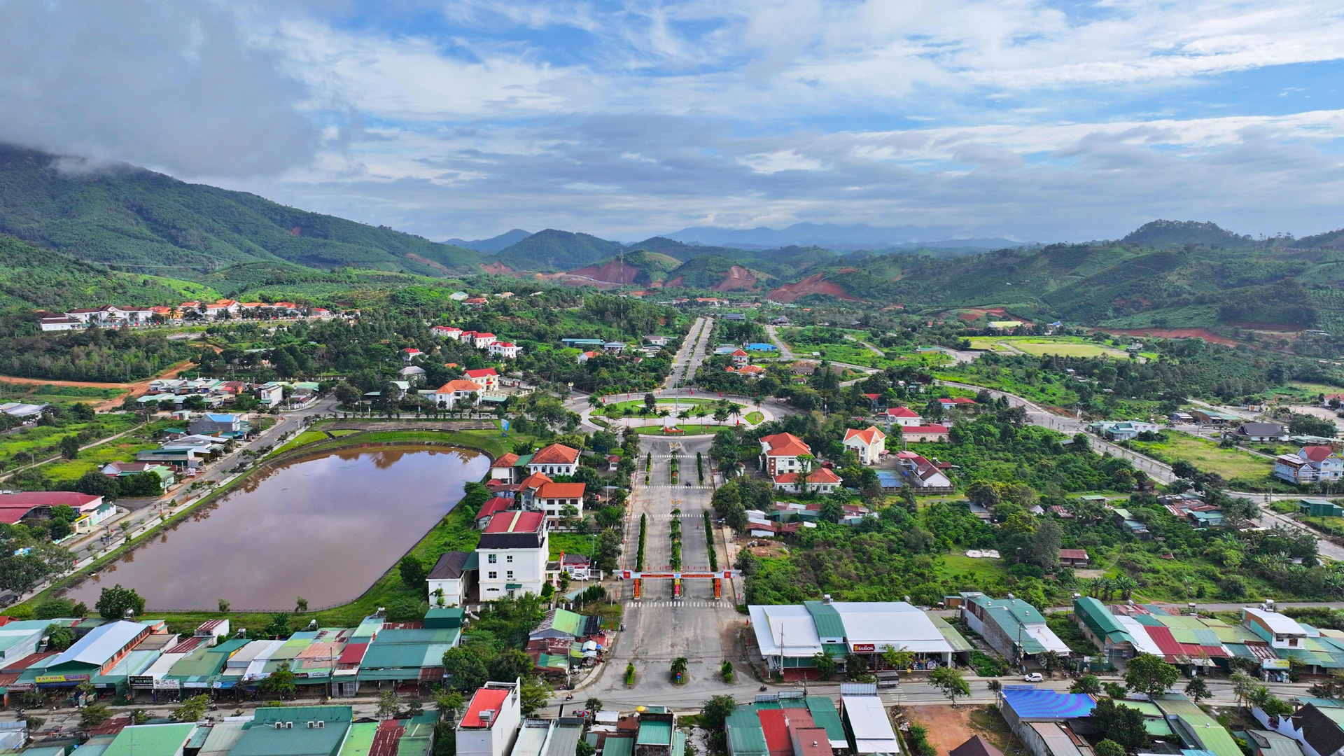 Năm 2024, Đảng bộ huyện Đam Rông đã lãnh đạo, chỉ đạo thực hiện các nhiệm vụ đạt kết quả tích cực và khá toàn diện