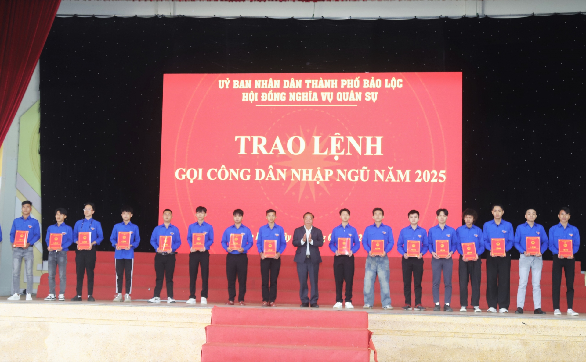 Chủ tịch Ủy ban MTTQ Vietj Nam Huỳnh Minh Chánh trao lệnh gọi lên đường nhập ngũ cho các thanh niên