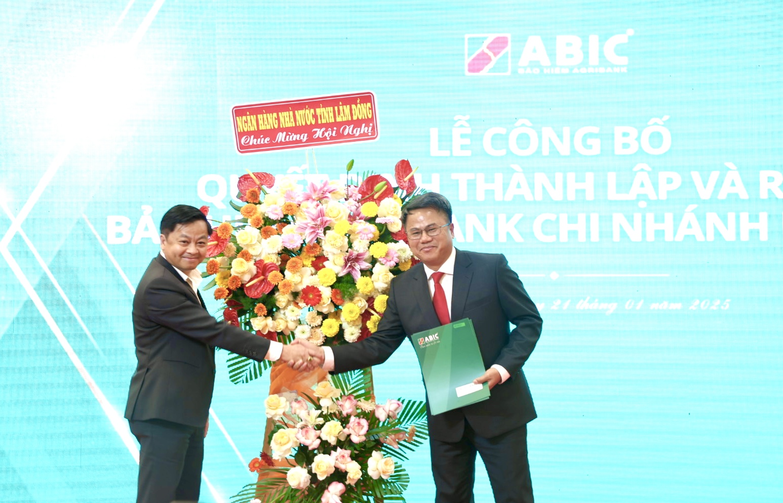 Ông Võ Văn Thanh - Giám đốc Ngân hàng Nhà nước Chi nhánh tỉnh Lâm Đồng tặng hoa chúc mừng ABIC Lâm Đồng và ông Tạ Đức Thắng