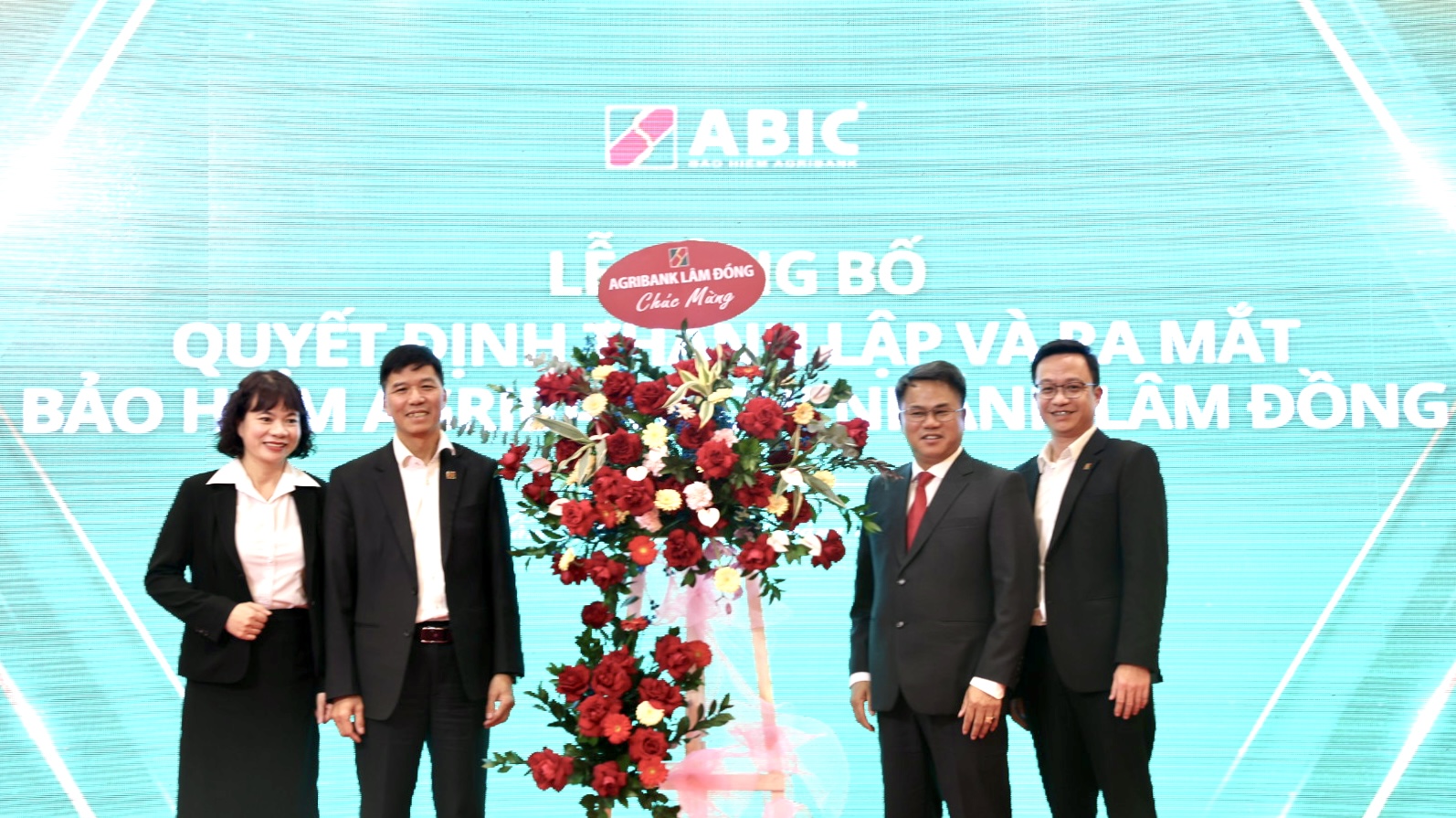 Ban Giám đốc Agribank Chi nhánh tỉnh Lâm Đồng tặng hoa chúc mừng ABIC Lâm Đồng và ông Tạ Đức Thắng