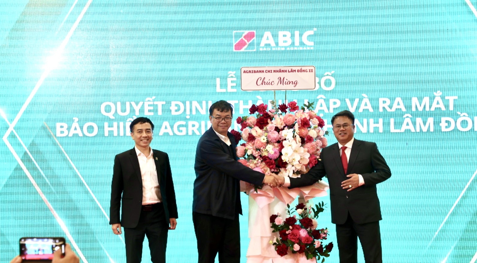 Ban Giám đốc Agribank Chi nhánh tỉnh Lâm Đồng II tặng hoa chúc mừng ABIC Lâm Đồng và ông Tạ Đức Thắng