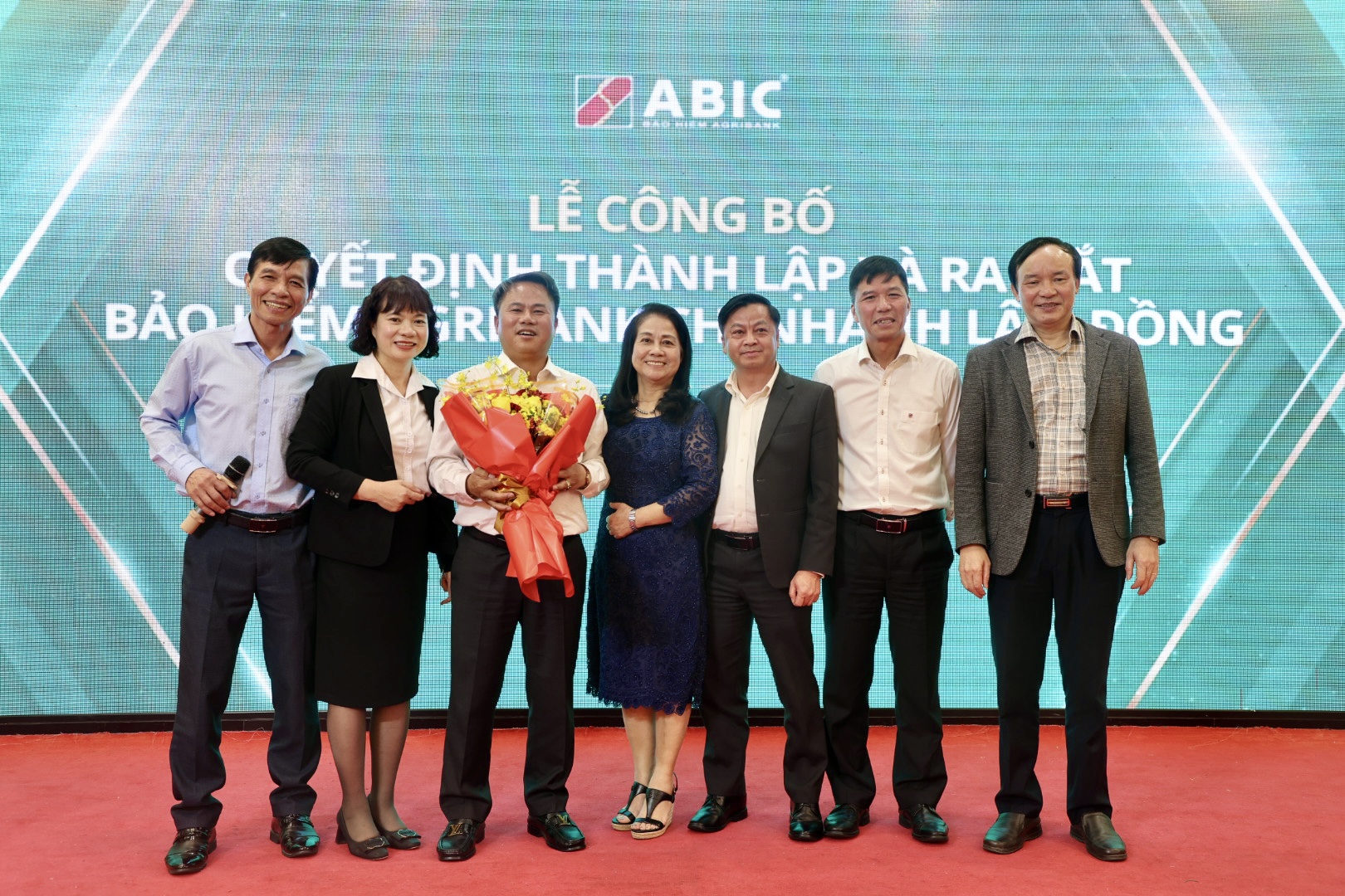 Lãnh đạo Agribank Lâm Đồng qua các thời kỳ chúc mừng ABIC Lâm Đồng và ông Tạ Đức Thắng