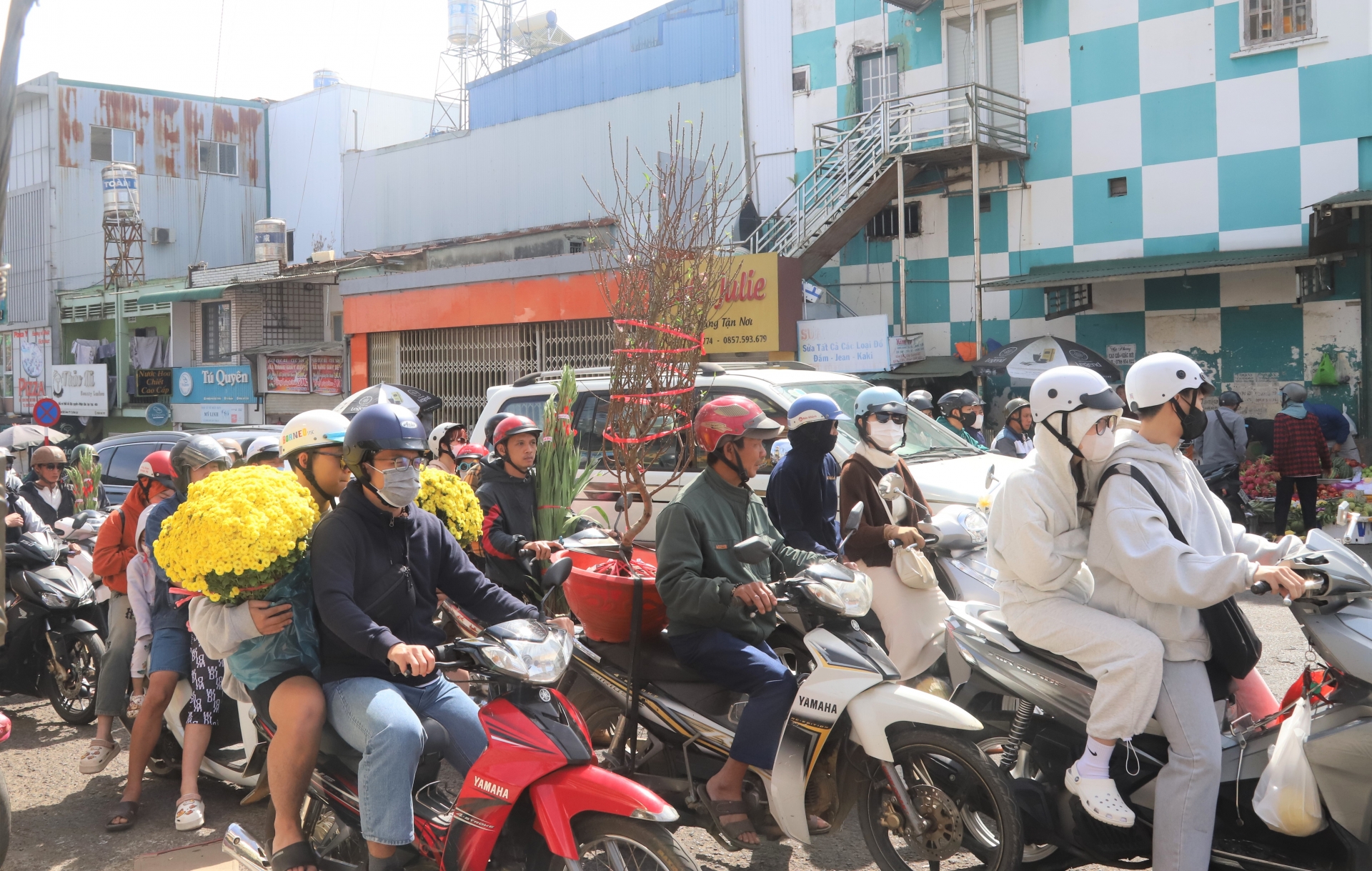 Khắp mọi ngã đường đến 2 chợ hoa Xuân trên địa bàn TP Bảo Lộc không khó để bắt gặp người dân mua hoa, cây cảnh chở về nhà chưng Tết vào ngày 30 Tết