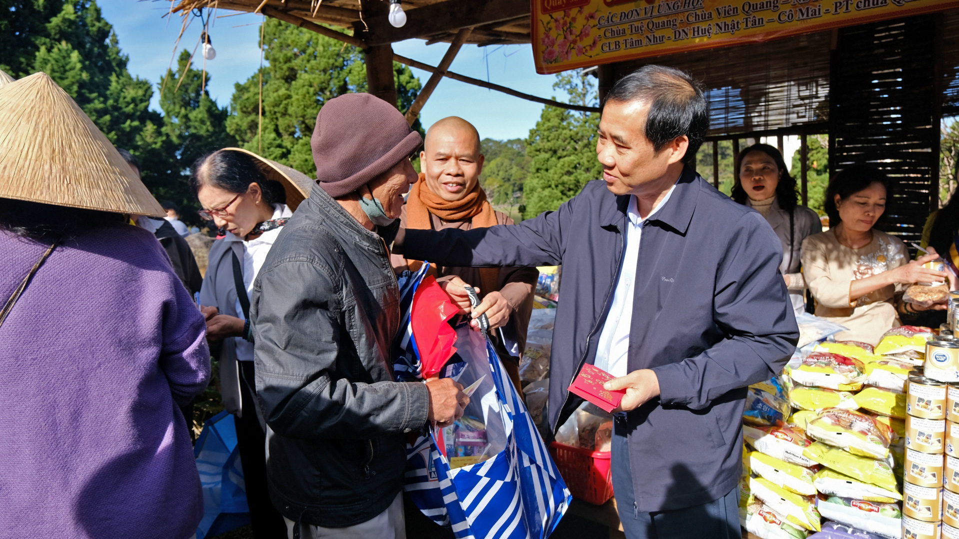 Quyền Bí thư Tỉnh uỷ Lâm Đồng Nguyễn Thái Học tặng quà cho bà con khó khăn tại Phiên chợ 0 đồng