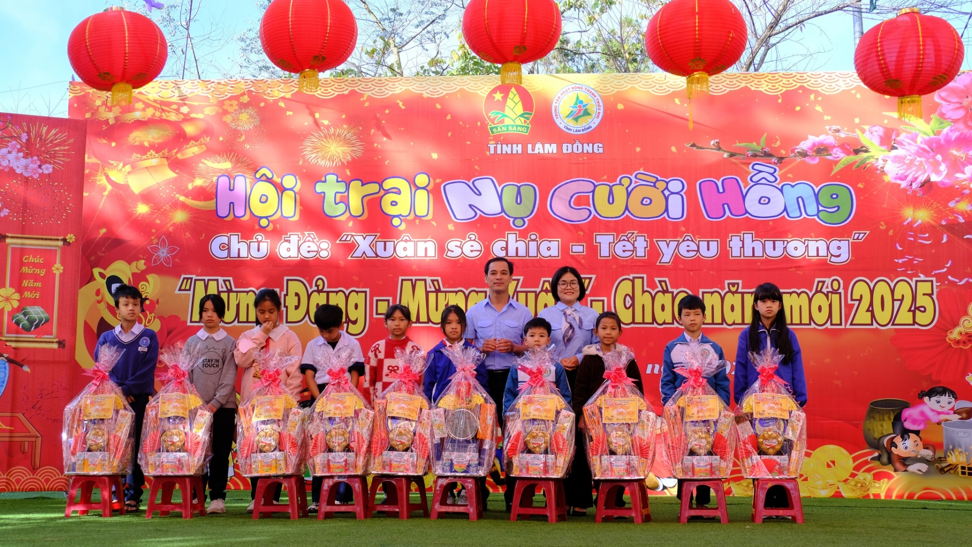 Tặng quà Tết cho các em thiếu nhi có hoàn cảnh khó khăn