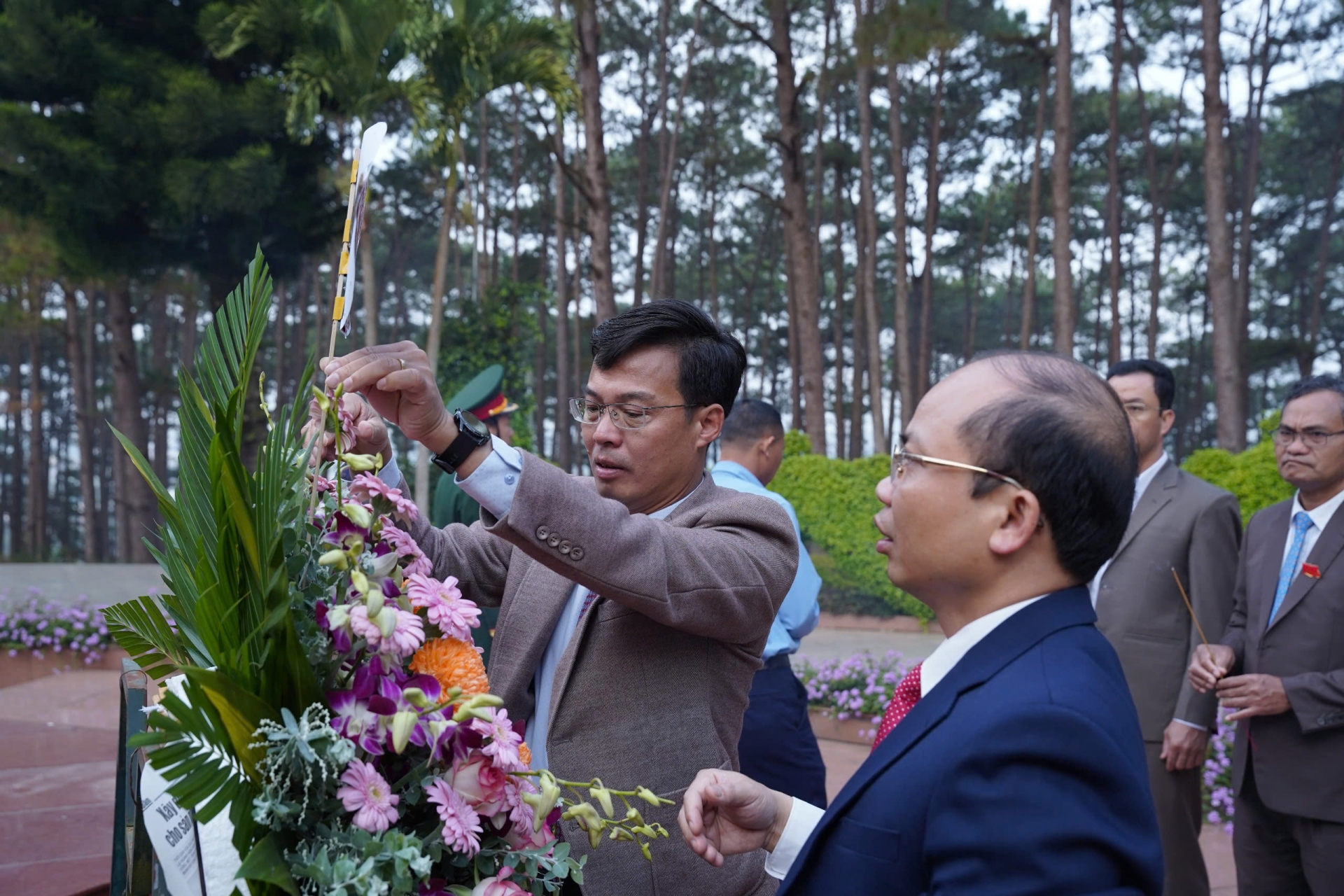 Bí thư Huyện ủy Di Linh Đinh Văn Tuấn và Chủ tịch UBND huyện Trần Đức Công dân hương lên Đài tưởng niệm liệt sĩ