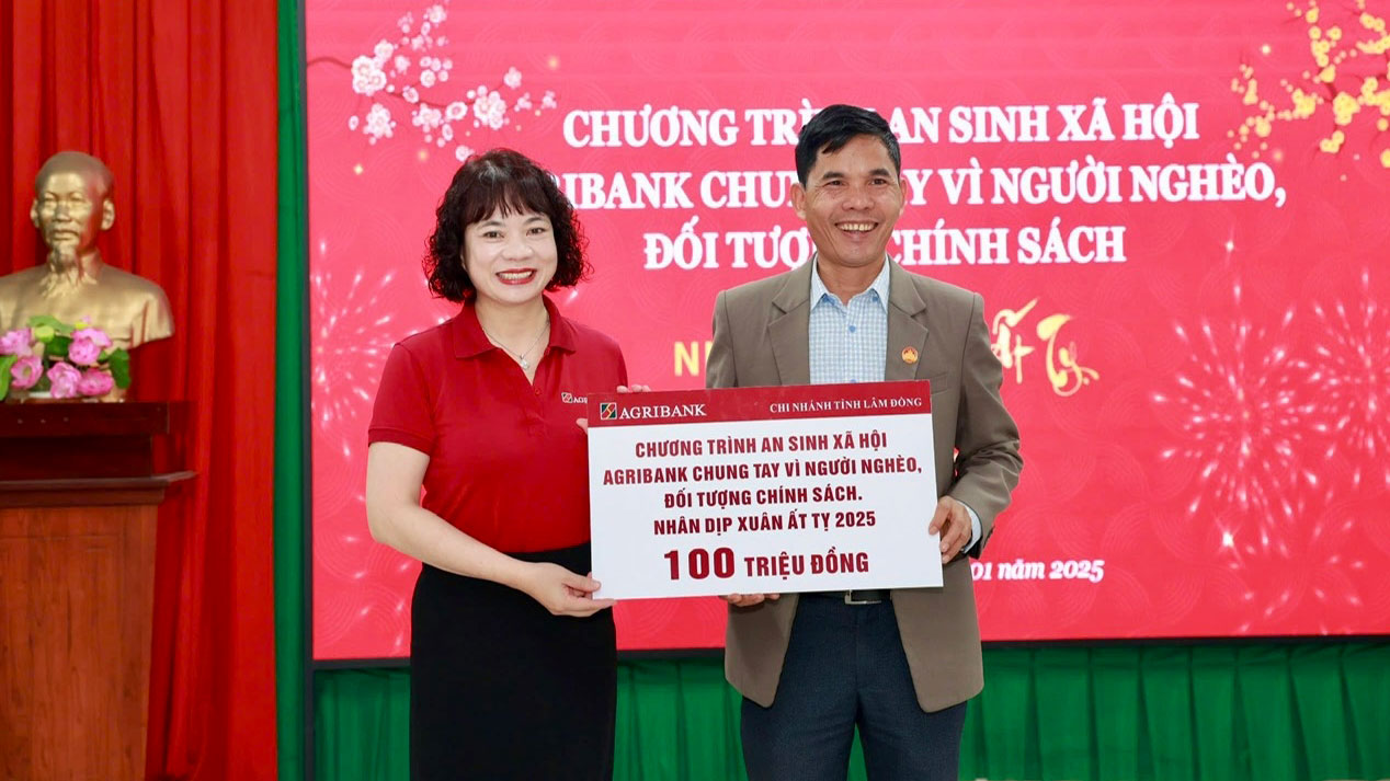 Bà Đào Thị Việt Lê - Phó Giám đốc Agribank Chi nhánh tỉnh Lâm Đồng trao tài trợ an sinh xã hội ở huyện Đơn Dương