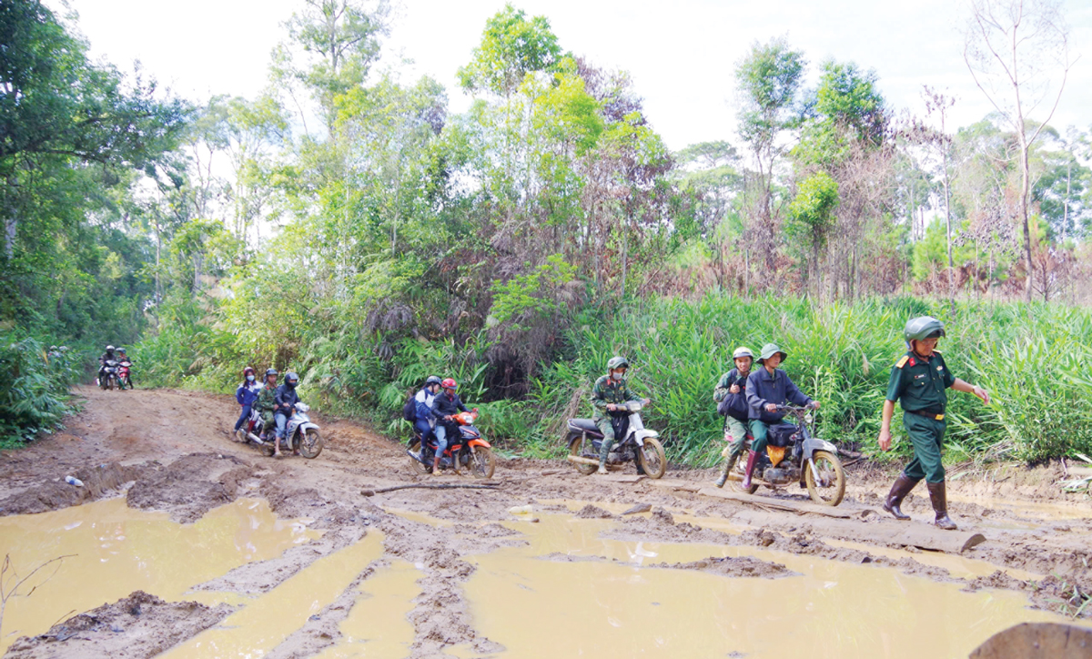 Cán bộ, chiến sĩ và trí thức trẻ tình nguyện đến với bà con DTTS ở các tiểu khu vùng sâu, vùng xa thuộc xã Liêng Srônh (huyện Đam Rông).