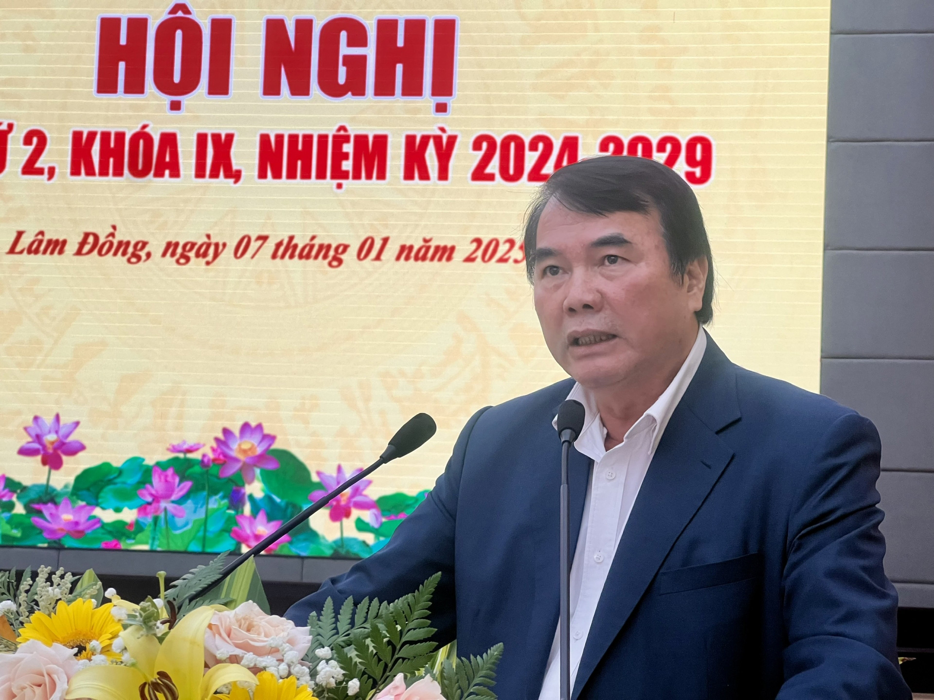 Phó Chủ tịch UBND tỉnh Phạm S báo cáo kết quả kinh tế - xã hội năm 2024 và kết quả tổ chức Festivall hoa Đà Lạt lần thứ X - năm 2024