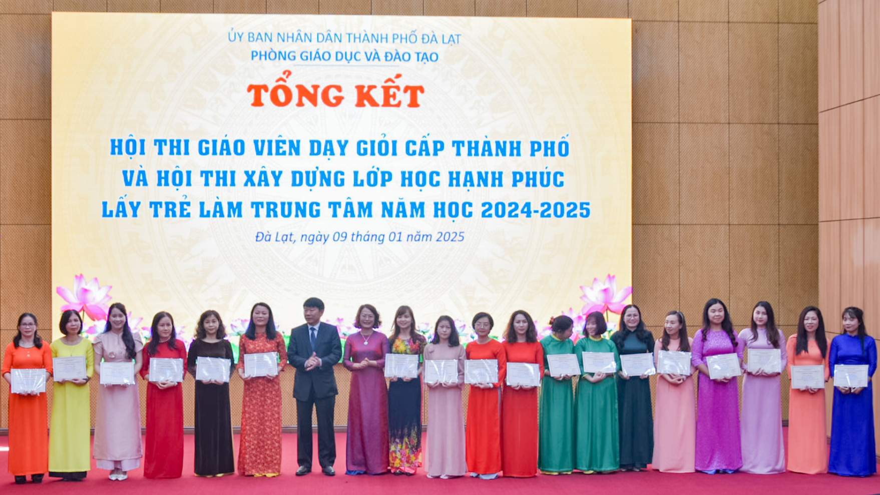 Trao chứng nhận cho các giáo viên đạt thành tích tại Hội thi “Xây dựng lớp học hạnh phúc - Lấy trẻ làm trung tâm”