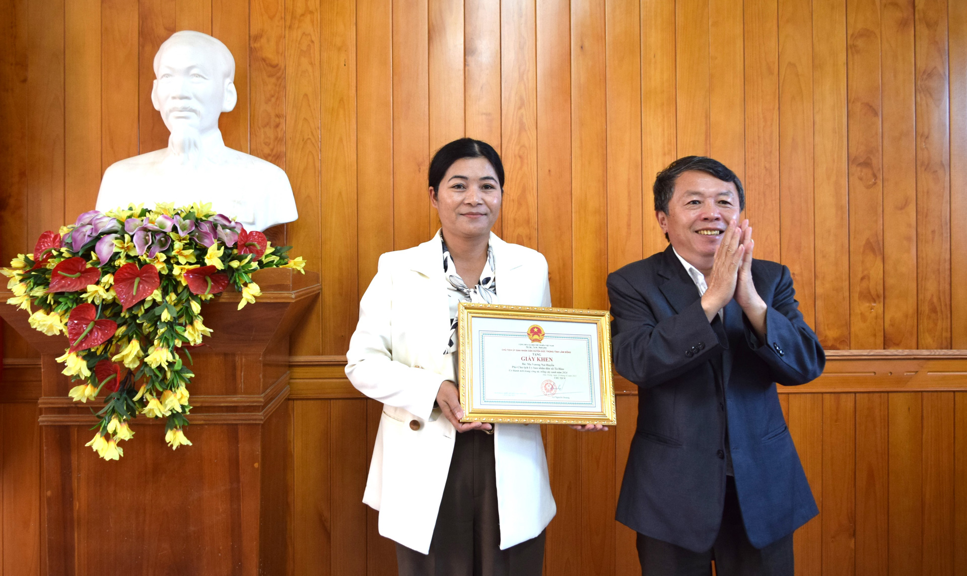 Đồng chí Nguyễn Mậu Thế - Phó Chủ tịch UBND huyện, trao Giấy khen cho bà Ma Vương Nai Huyền - Cá nhân có thành tích trong công tác trồng cây xanh năm 2024