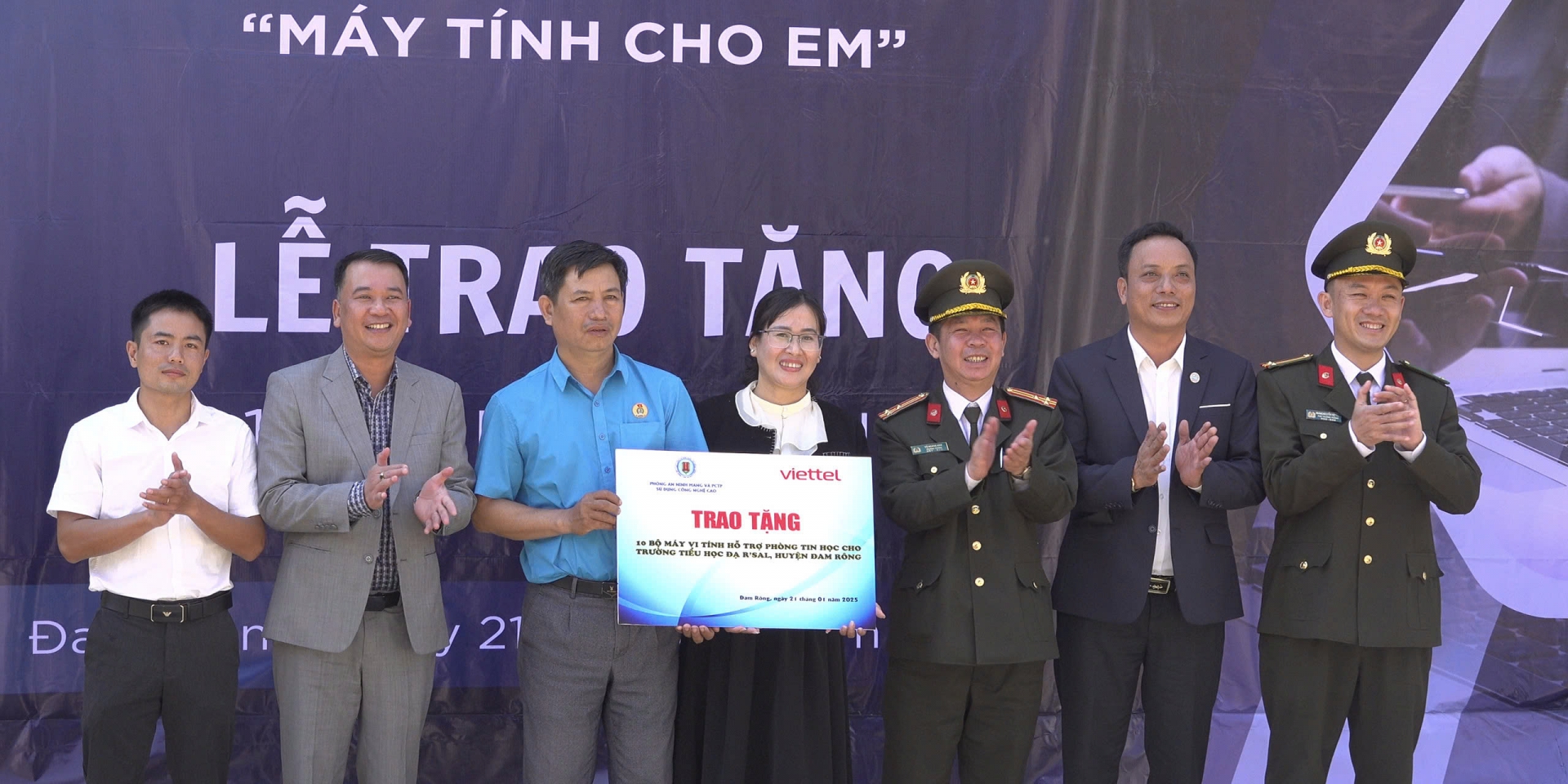 Lãnh đạo Phòng PA05, Công an Lâm Đồng và Viettell Lâm Đồng trao tặng máy tính cho học sinh tiểu học xã Đạ Rsal huyện Đam Rông