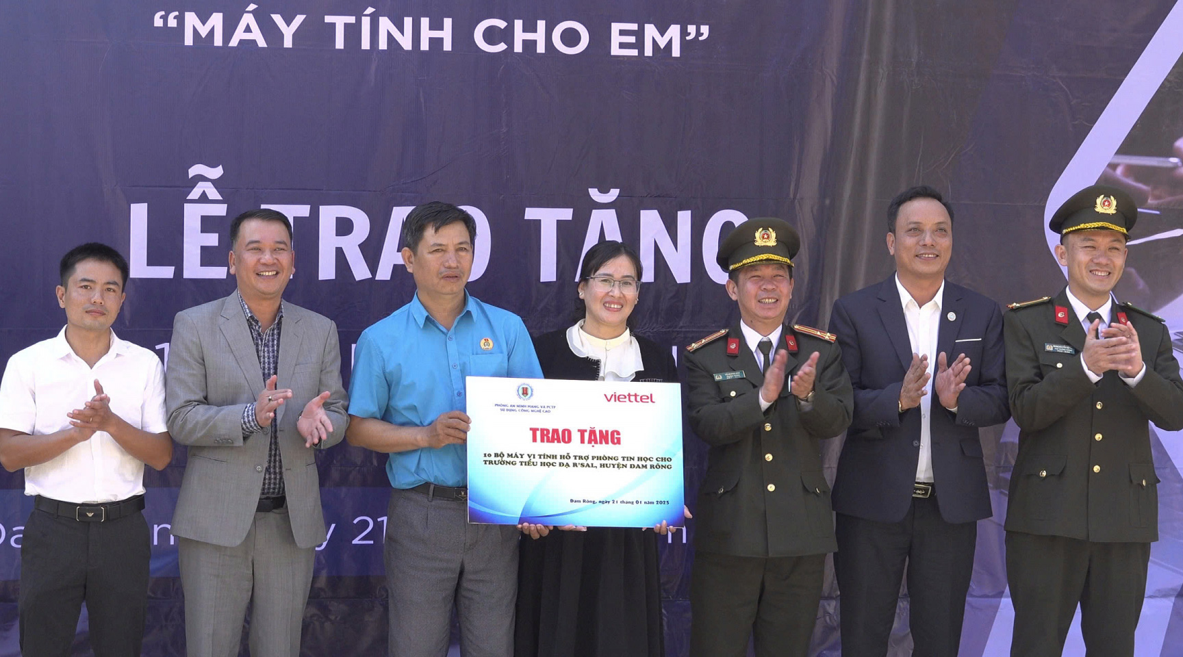 Trao 10 bộ máy tính cho học sinh vùng sâu huyện Đam Rông