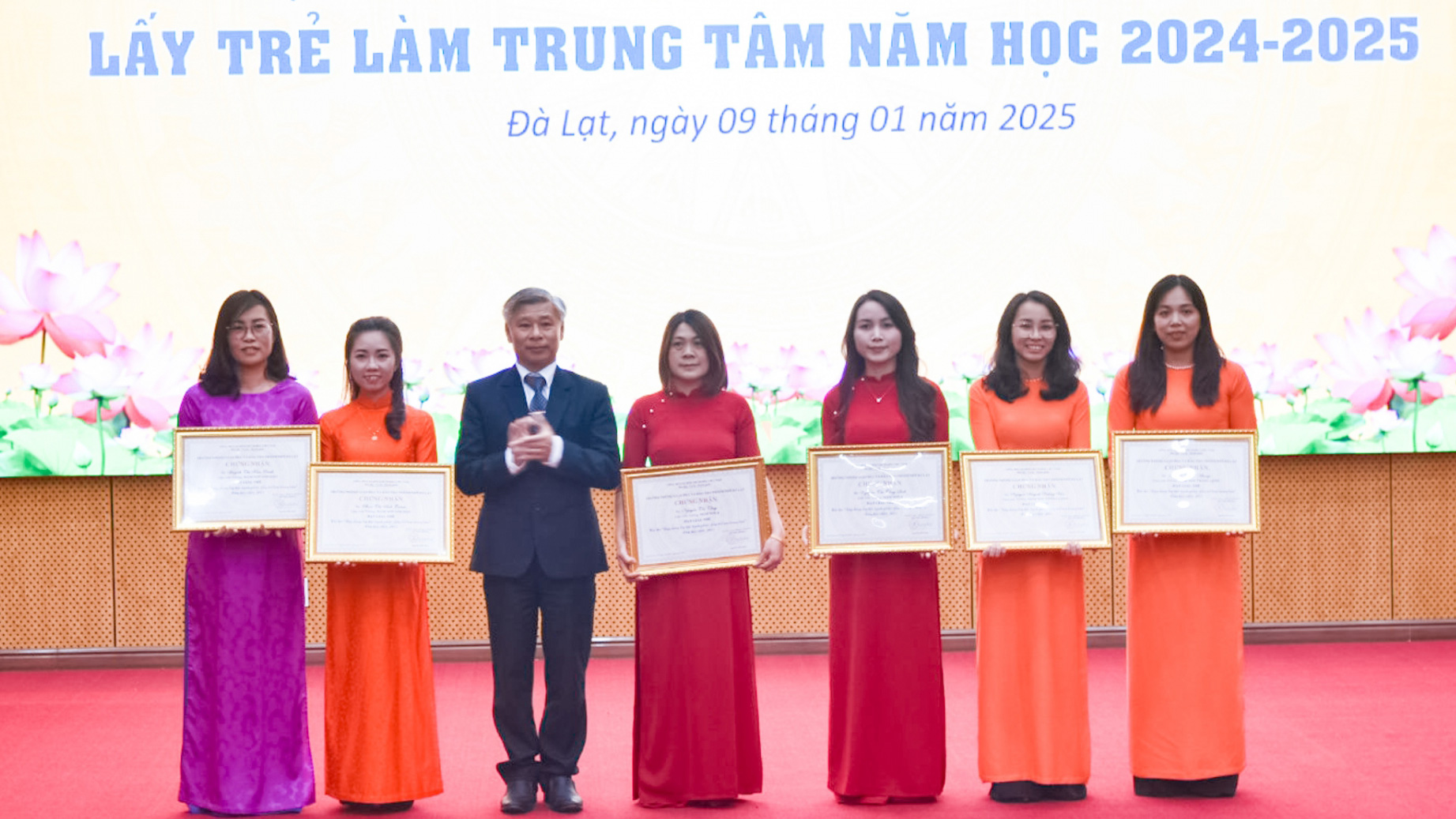 Khen thưởng các giáo viên đạt giải cao tại Hội thi “Xây dựng lớp học hạnh phúc - Lấy trẻ làm trung tâm”