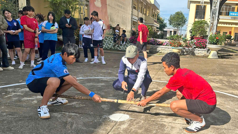 VĐV là các em học sinh tham gia thi đấu ở môn đẩy gậy