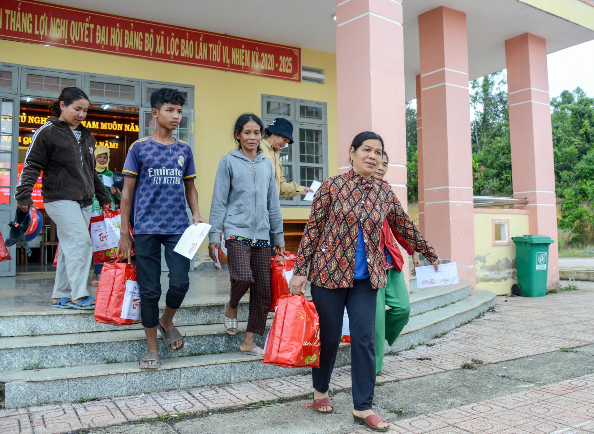 Người dân vui tươi khi được nhận quà Tết do Công ty Thủy điện Đồng Nai trao tặng